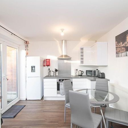 Spacious Two Bed House With Parking And Garden Dudley Exterior foto