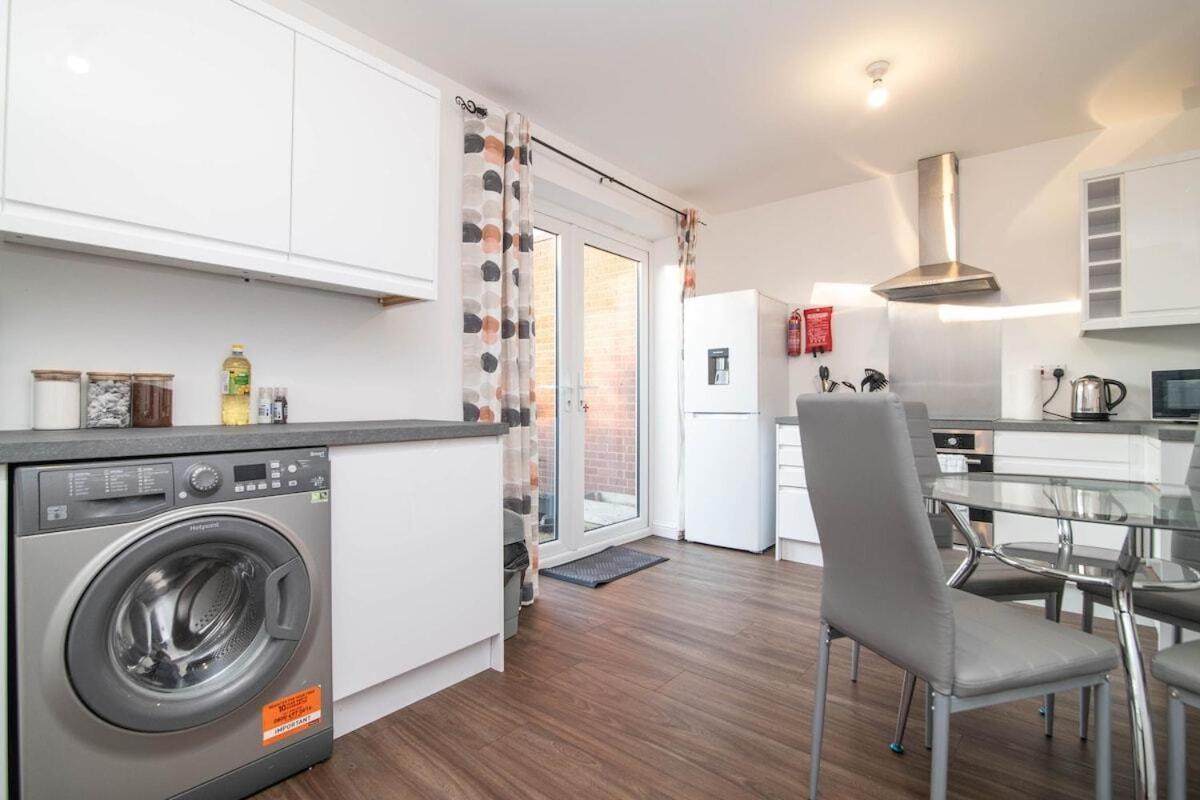 Spacious Two Bed House With Parking And Garden Dudley Exterior foto