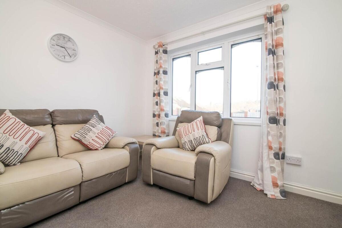 Spacious Two Bed House With Parking And Garden Dudley Exterior foto