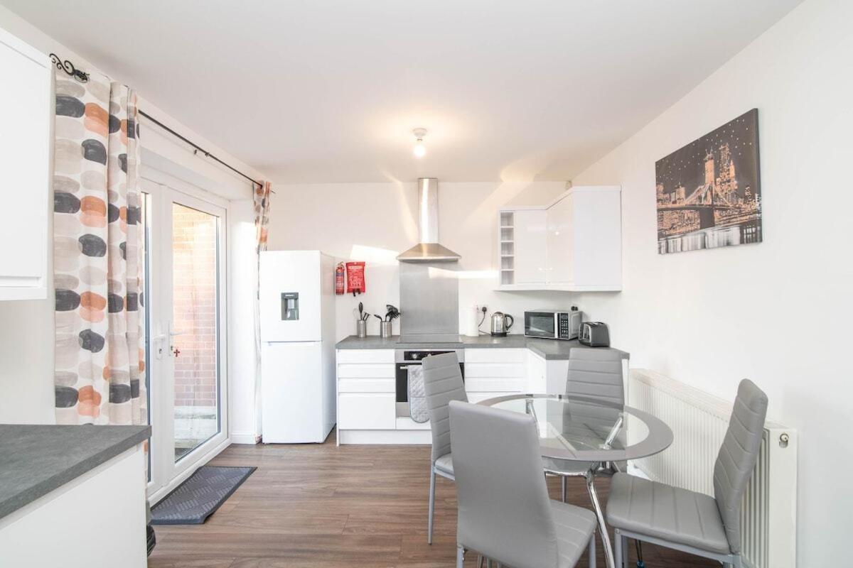 Spacious Two Bed House With Parking And Garden Dudley Exterior foto