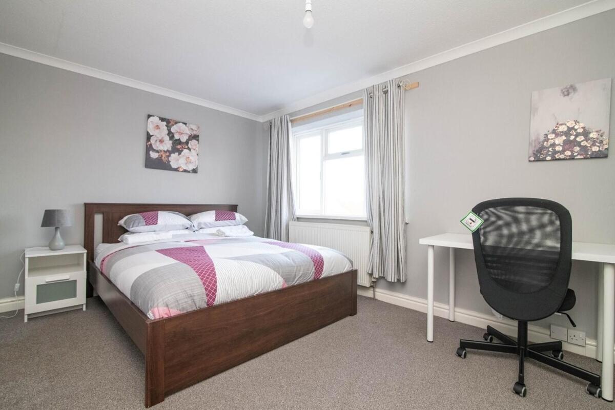 Spacious Two Bed House With Parking And Garden Dudley Exterior foto