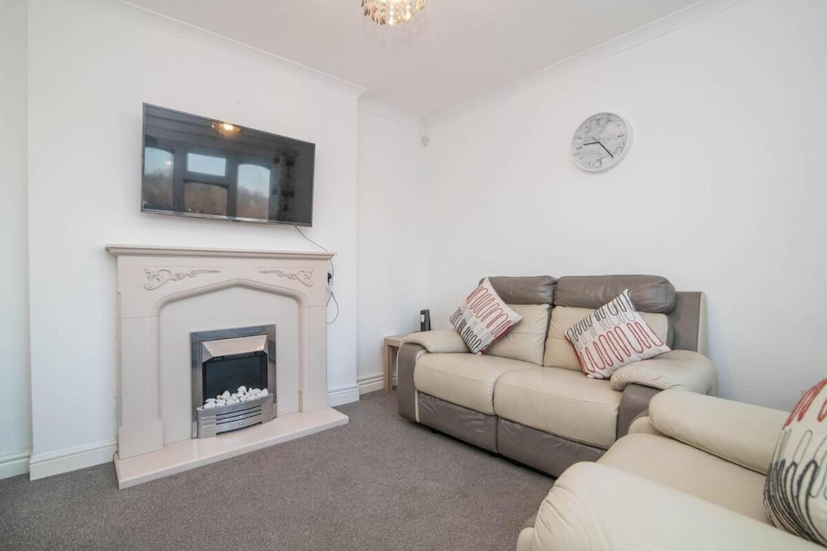 Spacious Two Bed House With Parking And Garden Dudley Exterior foto